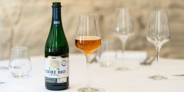 Bouteille de 75cl de cidre brut Fournier ainsi qu'un verre rempli de cidre brut