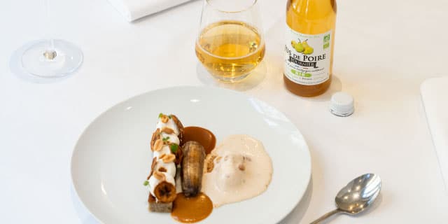 Repas Gastronomique avec un verre de jus de poire bio fournier