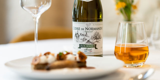 Plat gastronomique avec un verre de cidre traditionnel Fournier