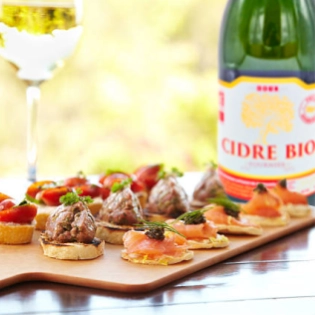 Toast apéritif accompagné d'une bouteille de Cidre Bio Doux