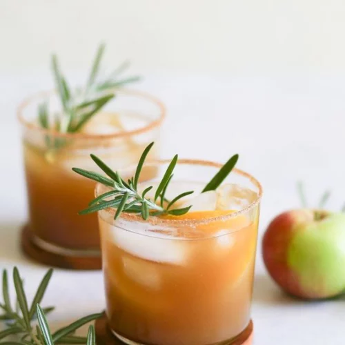 2 Coktails Bourbon Apple Cider