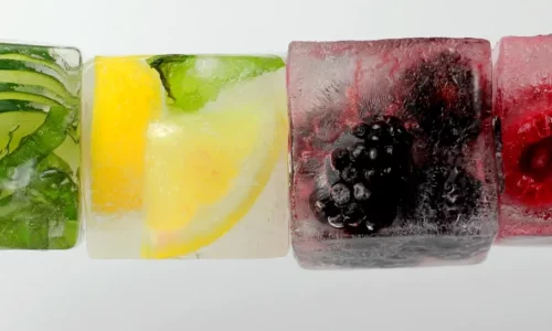 Glaçon avec des fruits à l'intérieur cocktail