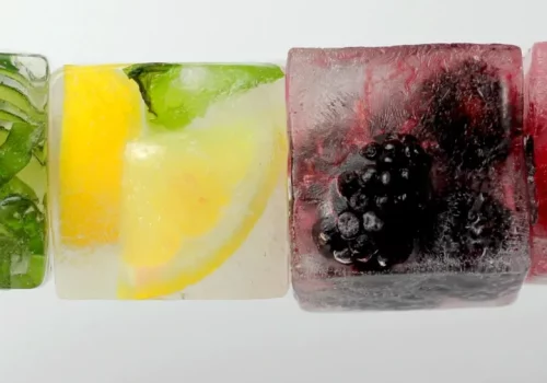 Glaçon avec des fruits à l'intérieur cocktail